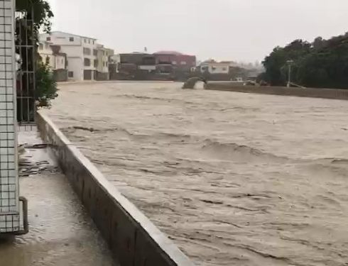 高雄美濃溪水暴漲