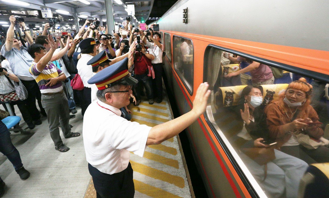 高雄車站最後一列地面軌道火車開出 千人拍照留住記憶